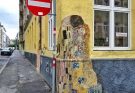 A Masterpiece on the Streets: Klimt’s The Kiss Reimagined in Vienna